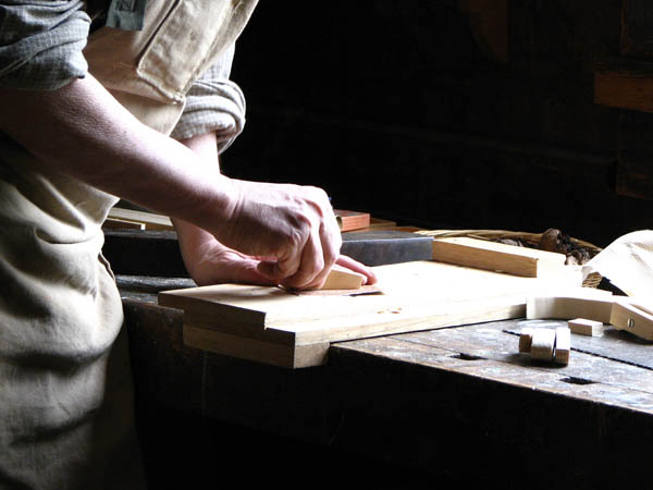 Nacemos de la influencia y formación  heredada en el sector de la <strong>carpintería de madera y ebanistería  en Lapa (La).</strong>